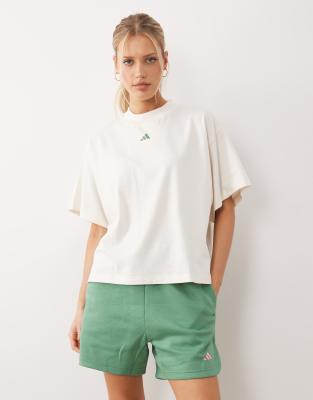 adidas Performance - Studios - Jersey-Shorts in Grün und Rosa mit den drei Streifen