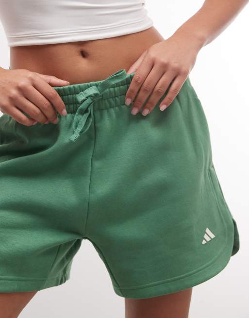 adidas Performance – Studios – Jersey-Shorts in Grün und Rosa mit den drei Streifen, 2 von 5