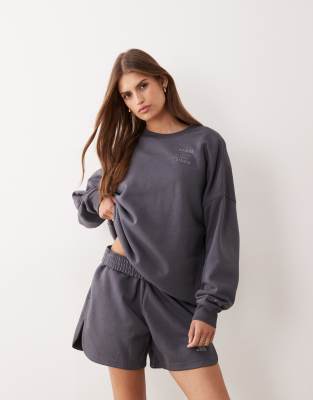 adidas Performance - Studios - Sweatshirt in Schiefergrau mit den drei Streifen-Marineblau