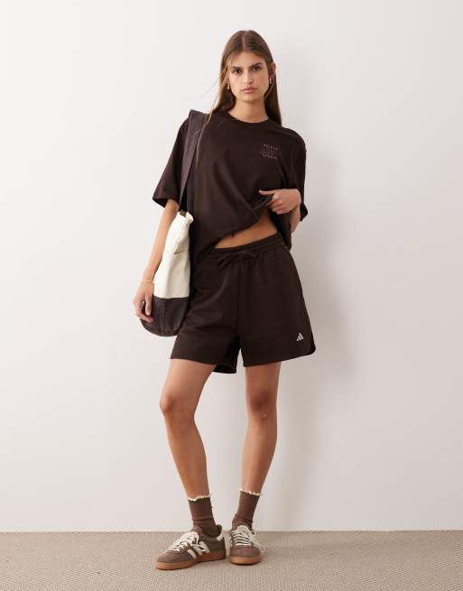 adidas Performance – Studios – T-Shirt in Braun mit den drei STreifen, 2 von 4