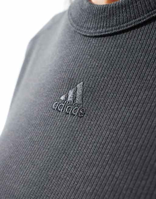 adidas Performance – Svart, ribbad, mysig t-shirt i kort modell, 3 av 4