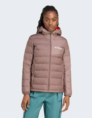 adidas Performance - Terrex Multi Light - Daunenjacke mit Climawarm-Technologie und Kapuze in Earth Strata/Trace-Braun-G...