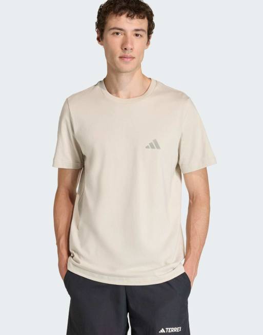 adidas performance - Terrex - T-shirt beige con grafica di montagna