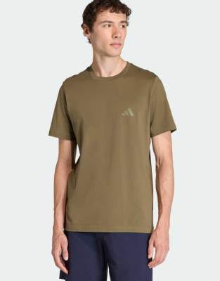 Performance - Terrex - T-Shirt in mehrschichtigem Olivgrün mit Berggrafik Grün XL