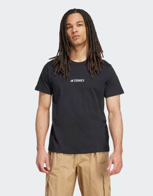 adidas Performance - Terrex - T-Shirt in Schwarz mit durchgehender Signatur-Grafik