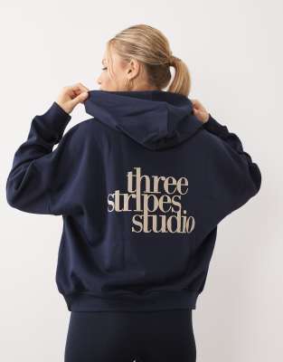 adidas Performance - Three Stripes Studio - Kapuzenpullover in Marineblau und Cremeweiß