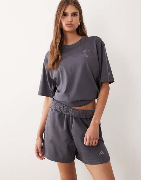 adidas performance – Three Stripes Studio – Niebieskoszary T-shirt z trzema paskami - view 1