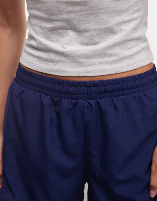 adidas Performance Three Stripes Studio pantalones cortos de tejido en azul marino, 3 de 5