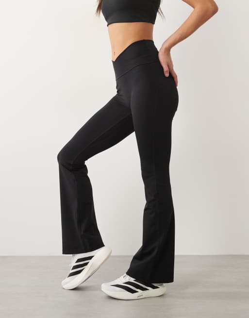 adidas Performance - Three Stripes Studios - Flares met gekruiste tailleband in zwart, 2 van 5