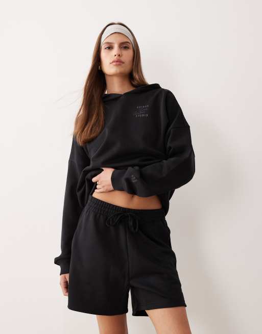 adidas Performance – Three Stripes Studios – Svarta jersey-shorts