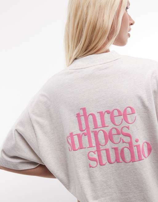 adidas Performance – Three Stripes Studios – T-Shirt in Weiß mit Grafikprint in Rosa, 2 von 4