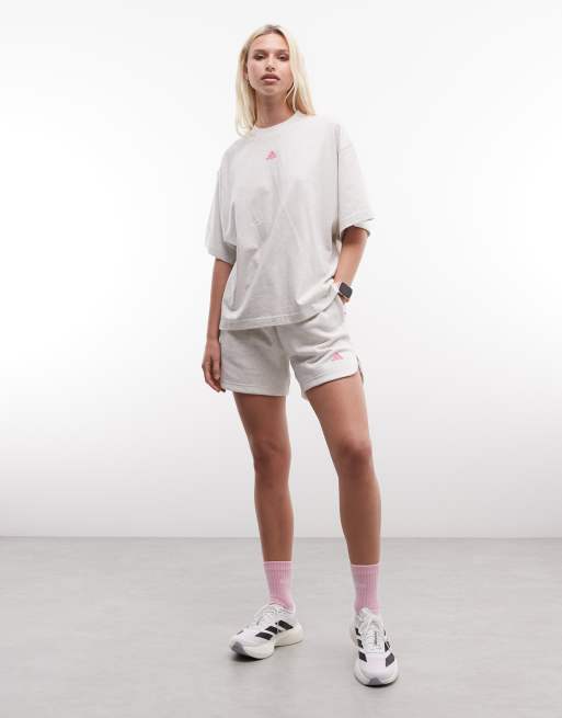 adidas Performance – Three Stripes Studios – T-Shirt in Weiß mit Grafikprint in Rosa, 3 von 4