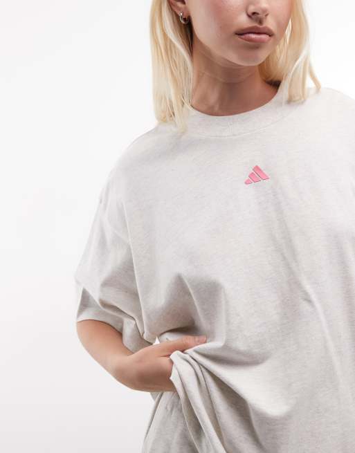 adidas Performance – Three Stripes Studios – T-Shirt in Weiß mit Grafikprint in Rosa, 4 von 4