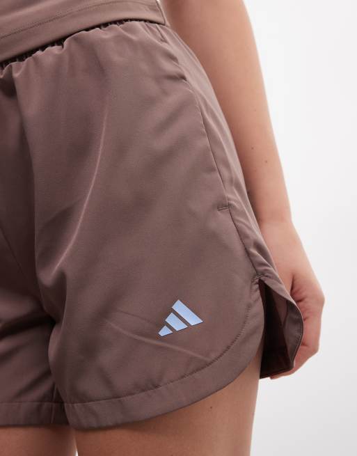 adidas Performance Three Stripes Studios vævede shorts i brun, 3 af 5