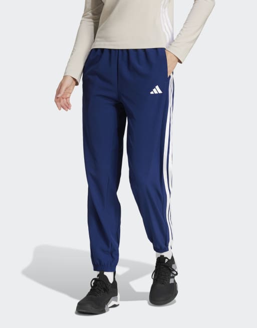 adidas Performance – Tiro Essentials – Spodnie sportowe z tkaniny z 3 paskami w kolorze ciemnoniebieskim i białym