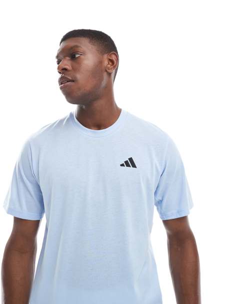 adidas performance – Train essentials feelready – Niebieska koszulka treningowa z czarnym logo - view 1