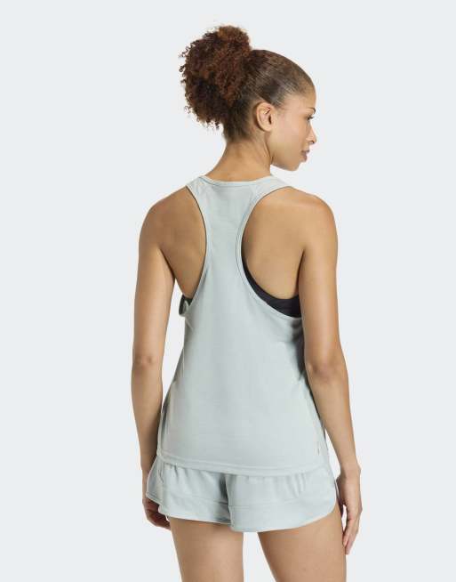 adidas Performance – Train Essentials – Tanktop in Wonder Sage mit Ringerrücken und dezentem Logo, 2 von 4