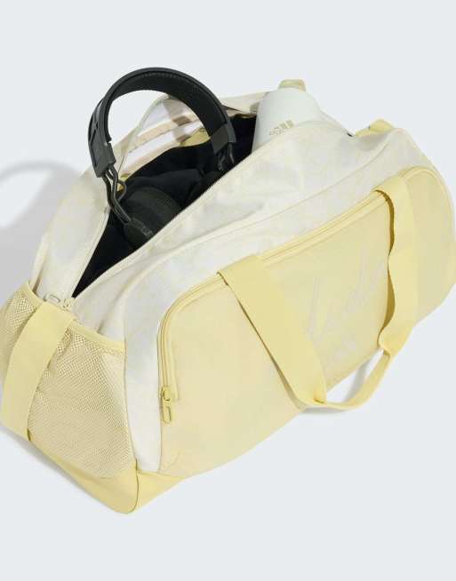 adidas Performance – Woman Defender – Beuteltasche in Dual Yellow / Orbit Grey mit durchgehendem Grafikmuster, 2 von 4
