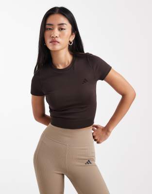 adidas Performance - Workout Essentials - Knapp geschnittenes T-Shirt aus Strick in Aurora Coffee-Brown