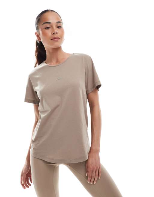 adidas performance - Yoga Essentials - T-shirt in krijtbruin
