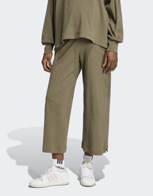 adidas performance - Zwangerschapskleding - Geribbelde broek met 7/8 pijpen en hoge taille in olijfgroen