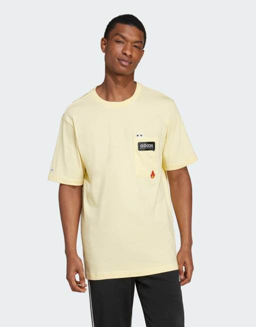 adidas - Remoji - T-shirt met zak met grafische print in bijna geel