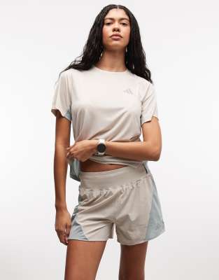 adidas Running - ADI365 - Shorts in Salbeigrün-Grau