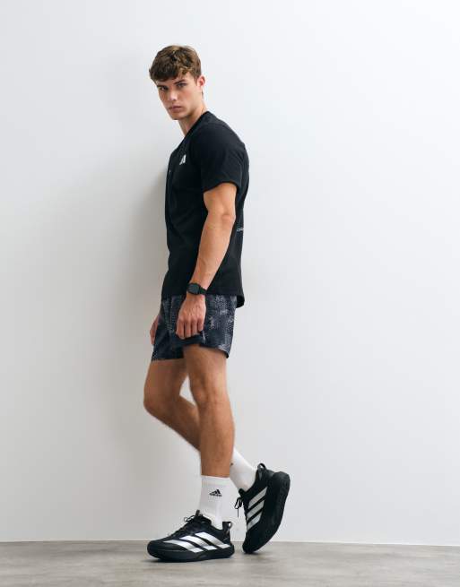 adidas Running grafiska shorts i svart och grått, 2 av 5