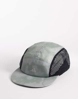 adidas Running - Kappe in gemustertem Salbeigrün