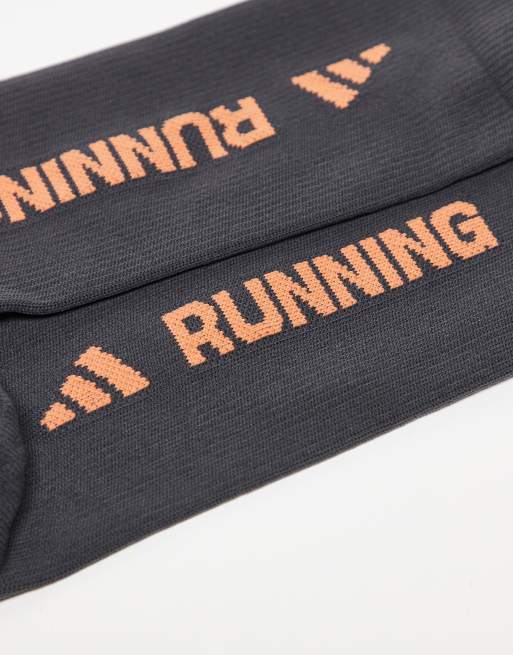 adidas Running – Lauf-Socken in Grau mit Print in Orange hinten, 2 von 3