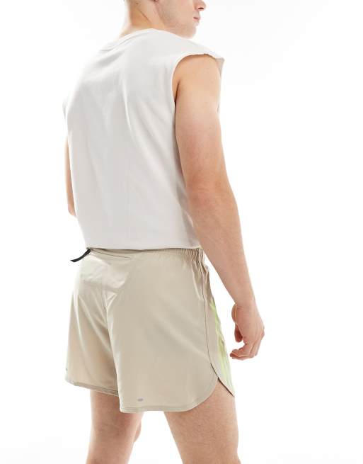 adidas Running - Own The Run - Beige shorts med 3 striber, 2 af 5
