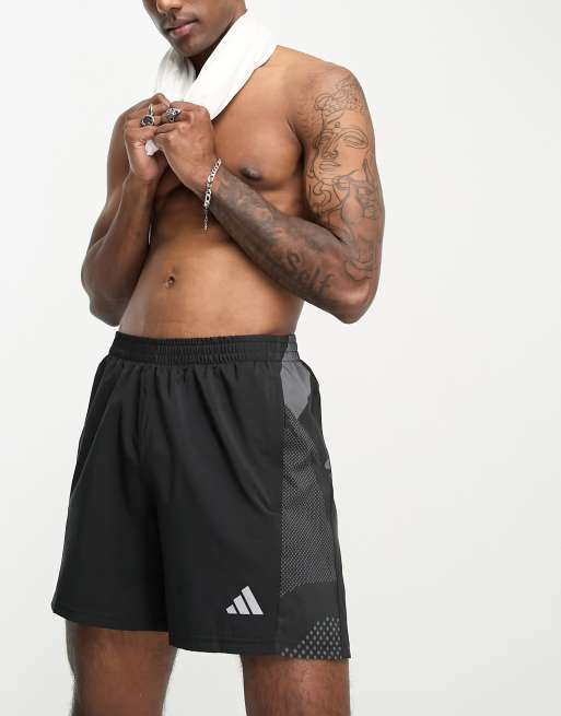 adidas Running - Own The Run - Sorte 5-tommer-shorts med sidepaneler og abstrakt print