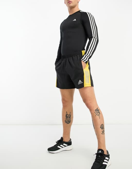 adidas Running – Own The Run – Svarta och gula 5 tum shorts, 2 av 4