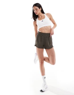 adidas Running - Pacer - Shorts aus Webstoff in Olivgrün mit 5 Zoll Schrittlänge