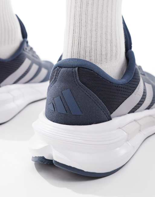 adidas Running – Questar 3 – Marinblå och silverfärgade träningsskor, 4 av 5