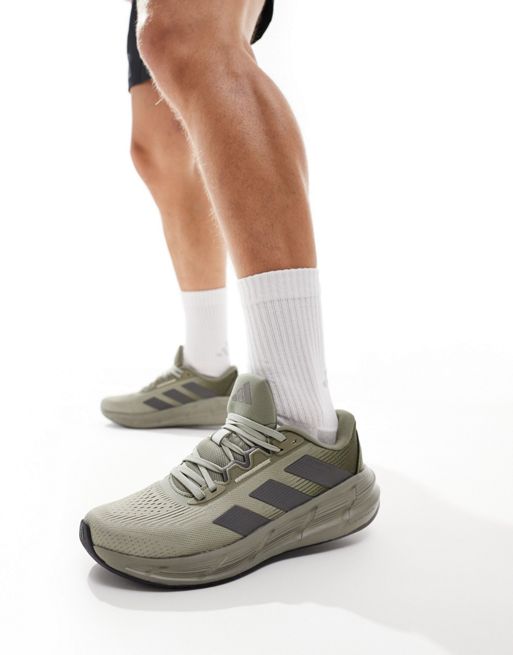 adidas - Running - Questar 3 - Sneakers in olijfgroen