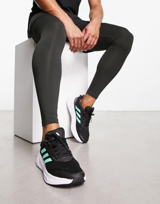 adidas Running Questar Sneaker in Schwarz und Grun ASOS