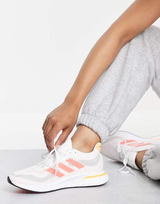 adidas Running – Supernova – Vita och rosa sneakers