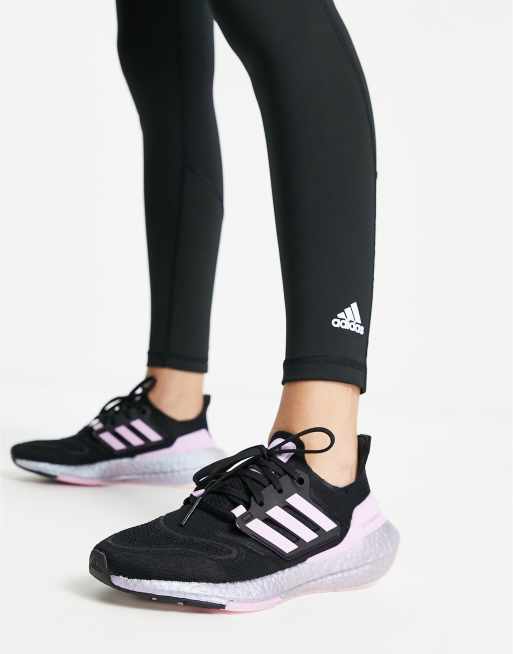 adidas Running Ultraboost 22 Sneaker in Schwarz und Rosa mit Metallic Sohle ASOS