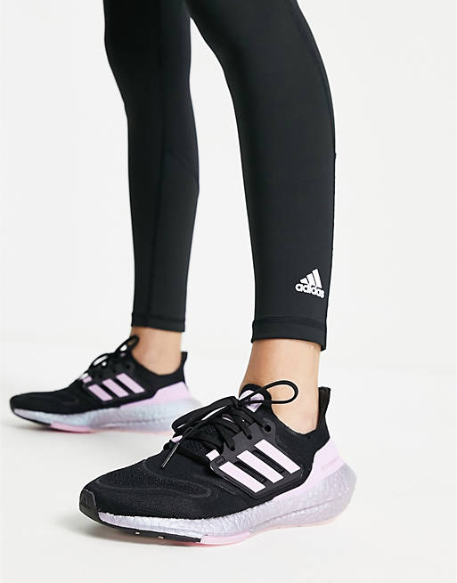 zacht snijder kennisgeving adidas - Running - Ultraboost 22 - Sneakers in zwart en roze met metallic  zool | ASOS