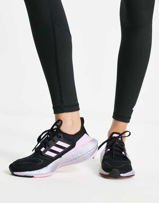 adidas Running Ultraboost 22 Sneakers in zwart en roze met