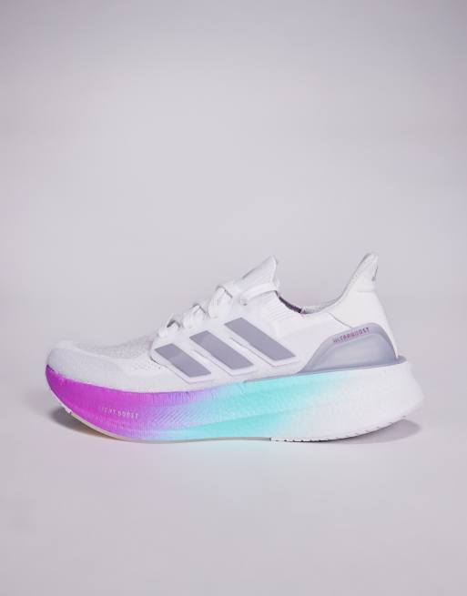 adidas Running – Ultraboost 5 Multirun – Laufsneaker in Silber mit lila-blauem Farbverlauf, 2 von 5