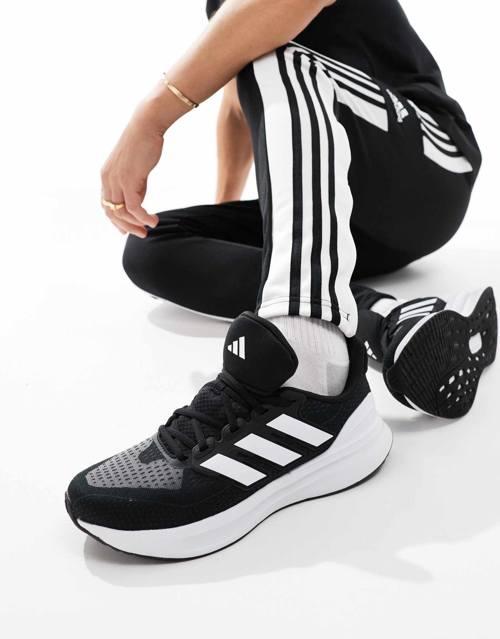 кроссовки adidas Running Ultrabounce 2 черно-белого цвета