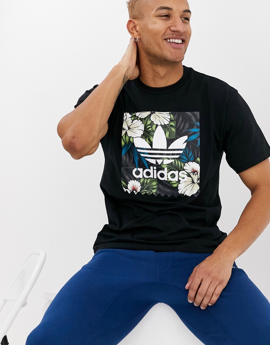 Adidas Skateboarding – Svart t-shirt med tropiskt treklövermönster
