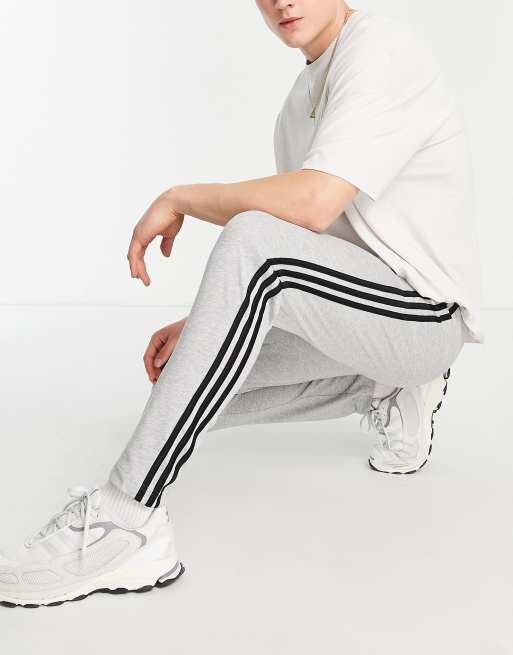 adidas - Essential - 3-stribede joggingbukser i grå | ASOS