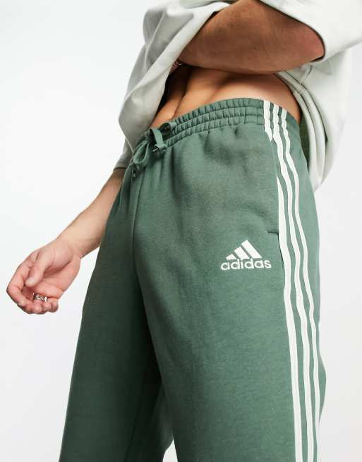 adidas Sportswear - Essential - 3-stribede joggingbukser i grøn , 2 af 4