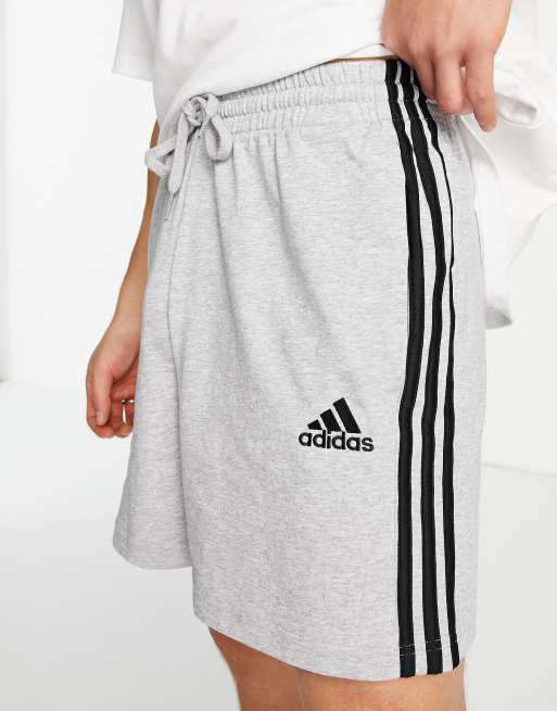 adidas – Sportswear Essential – Grå shorts med 3 ränder