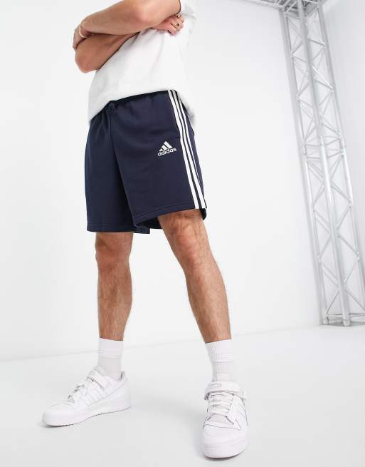 adidas Sportswear – Essential – Shorts in Marineblau mit den 3 Streifen