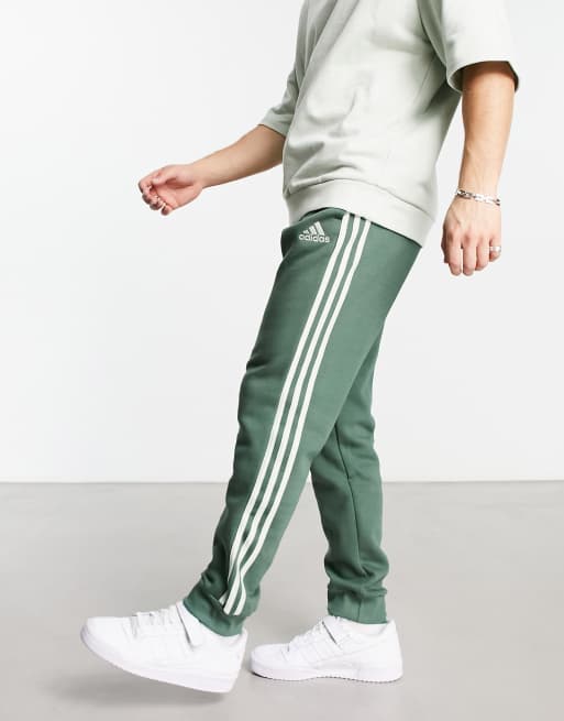 adidas Sportswear – Essential – Zielone joggersy z 3 paskami , 4 z 4