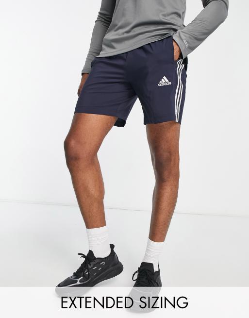 adidas Sportswear - Essentials - Shorts med 3 striber i marineblå og hvid